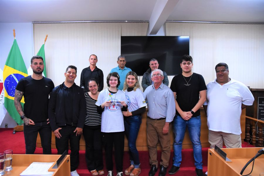 ENTREGA DE PLACA PELA APAAMAC EM AGRADECIMENTO AO APOIO DO LEGISLATIVO À CAUSA AUTISTA