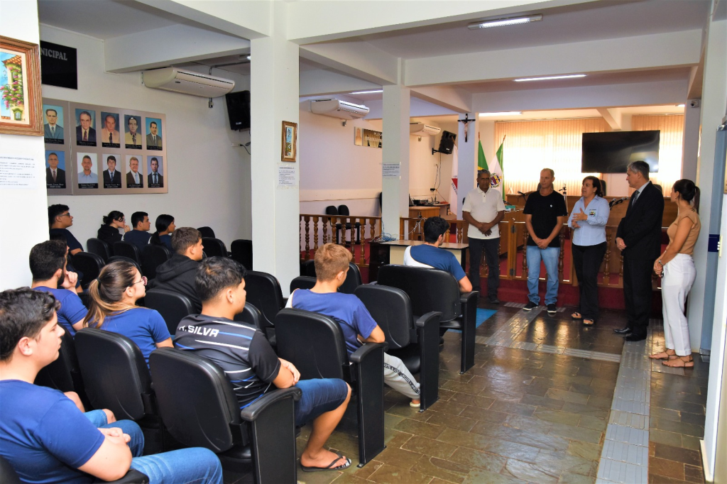 VISITA DE ALUNOS DA ESCOLA ESTADUAL DR. JOSÉ GONÇALVES À CÂMARA