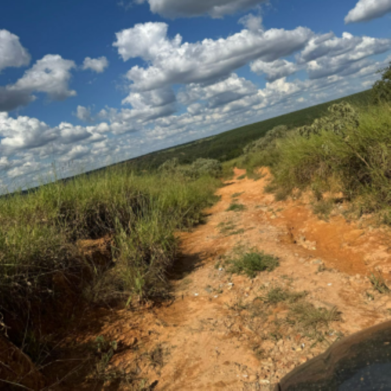 Vereador Juninho apresenta indicação para manutenção de estradas na região de Ibitira, com atenção à Comunidade Kaxixó e Logradouro
